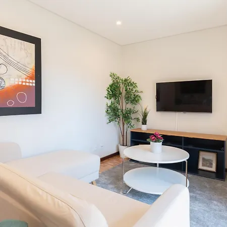 Host Wise - Bright And Elegant Urban Flat With Balcony *