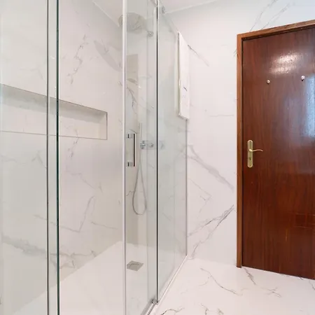 アパート Host Wise - Bright And Elegant Urban Flat With Balcony ポルト