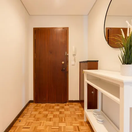 Host Wise - Bright And Elegant Urban Flat With Balcony