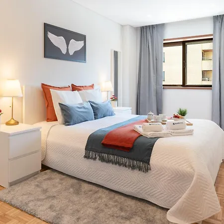 Host Wise - Bright And Elegant Urban Flat With Balcony