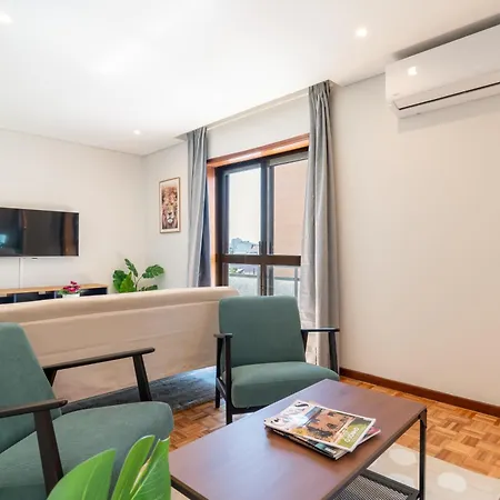 Host Wise - Bright And Elegant Urban Flat With Balcony *