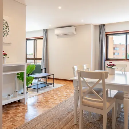 Host Wise - Bright And Elegant Urban Flat With Balcony *