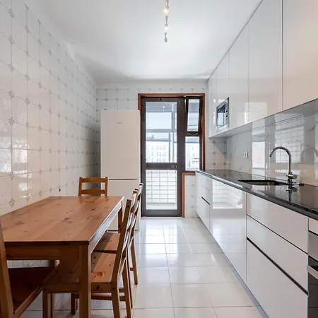Host Wise - Bright And Elegant Urban Flat With Balcony ポルト