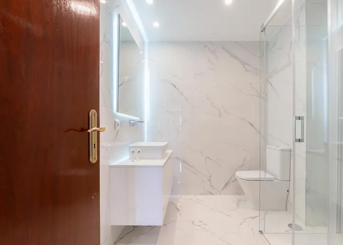 Host Wise - Bright And Elegant Urban Flat With Balcony