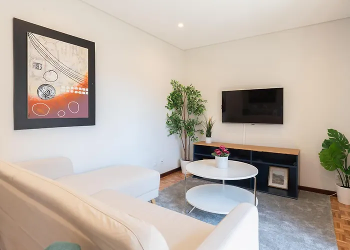 Host Wise - Bright And Elegant Urban Flat With Balcony *