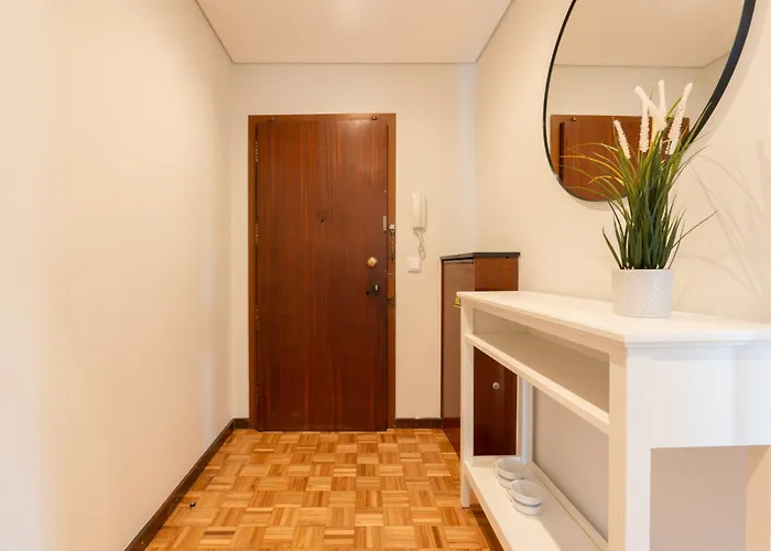 Host Wise - Bright And Elegant Urban Flat With Balcony