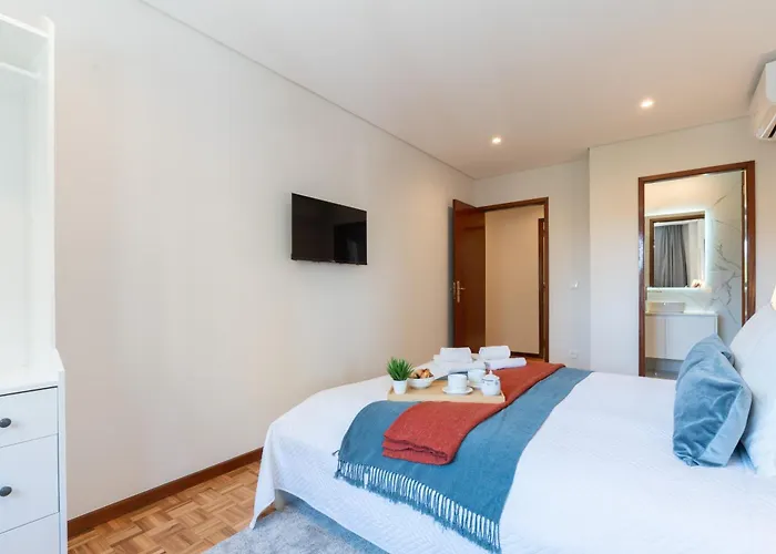 Host Wise - Bright And Elegant Urban Flat With Balcony