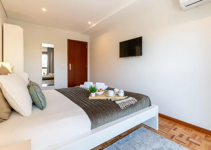 Host Wise - Bright And Elegant Urban Flat With Balcony Апартаменты *