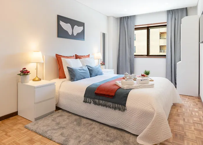 Host Wise - Bright And Elegant Urban Flat With Balcony