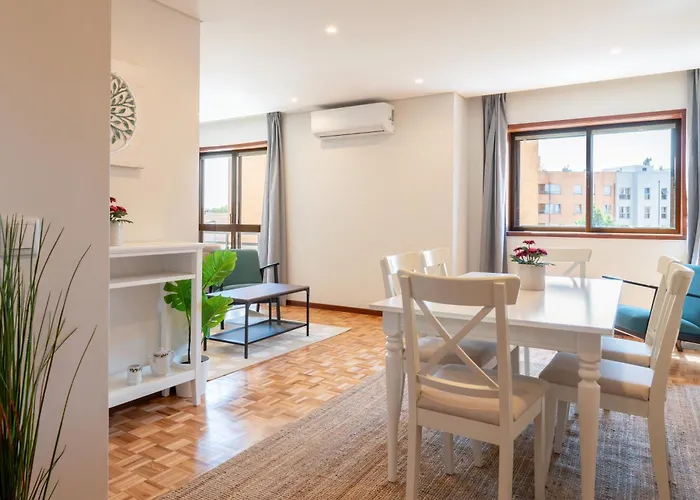 Host Wise - Bright And Elegant Urban Flat With Balcony *