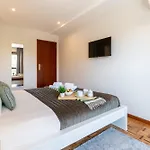 Host Wise - Bright And Elegant Urban Flat With Balcony Apartment *