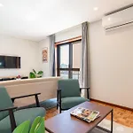 Host Wise - Bright And Elegant Urban Flat With Balcony *