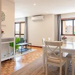 Host Wise - Bright And Elegant Urban Flat With Balcony *