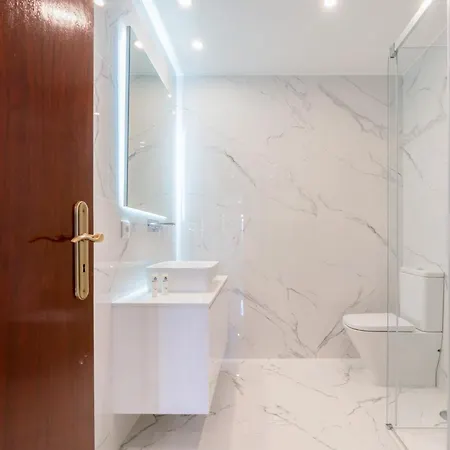 Host Wise - Bright And Elegant Urban Flat With Balcony